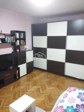 Nameštena spavaća soba sa velikim garderoberom i parketom na podu. - image 3