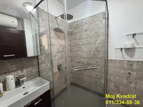Kupatilo sa tuš kabinom, umivaonikom i ogledalom. - image 8