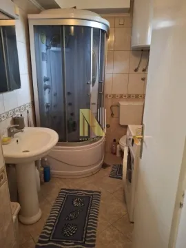 Kupatilo opremljeno tuš kabinom, umivaonikom, wc šoljom i veš mašinom. - image 7