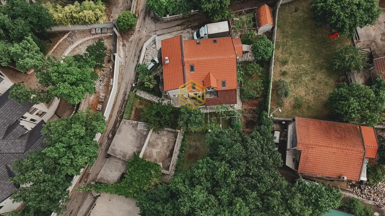 Prodaja, kuća, 350m², Vranići, Podgorica