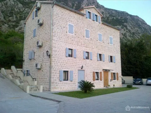 Prodaja, dvosoban stan, 82m², Dobrota, Kotor