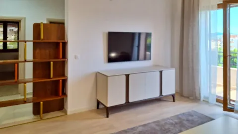Dnevna soba sa televizorom, komodom i policom za knjige. - image 6