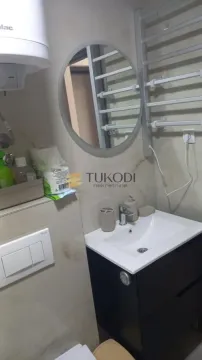 Pogled na kupatilo sa umivaonikom, ogledalom i radijatorom za peškire. - image 10