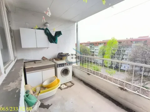 Natkriveni balkon sa mašinom za veš i elementima za odlaganje. - image 7