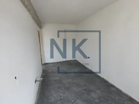 Prazna prostorija u toku renoviranja sa bijelim zidovima. - image 4