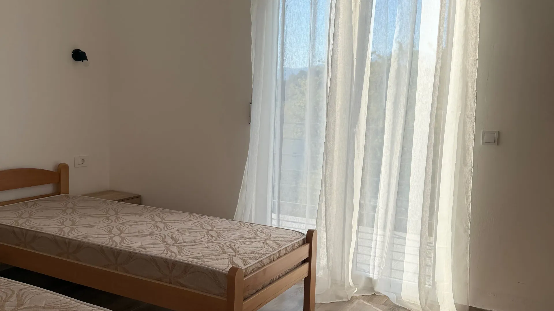 Izdavanje, dvosoban stan, 66m², Bonići, Tivat