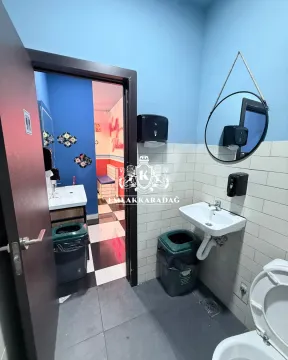 Pogled na kupatilo sa lavaboom, WC šoljom i ogledalom. - image 10