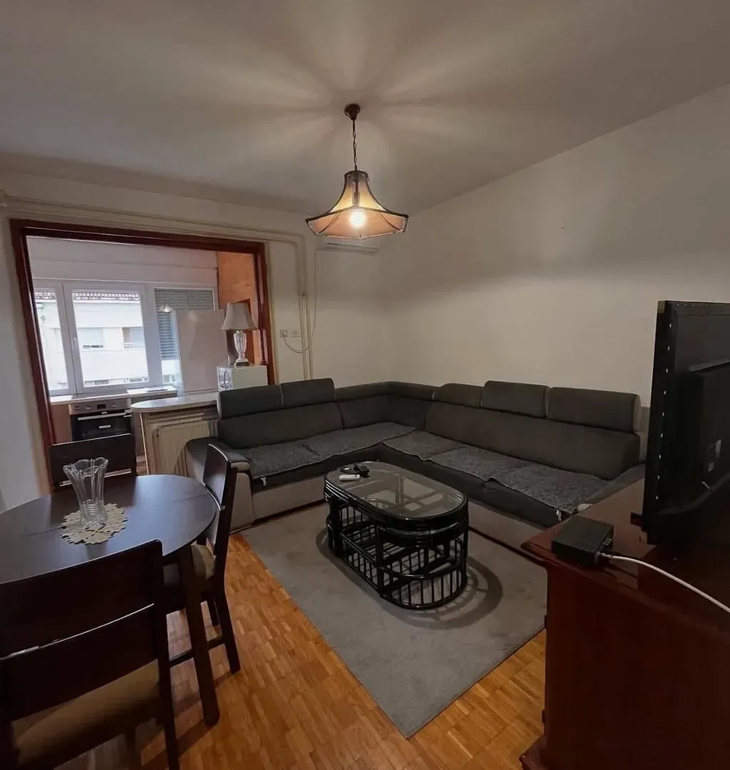 Izdavanje, dvosoban stan, 80m², Centar, Podgorica