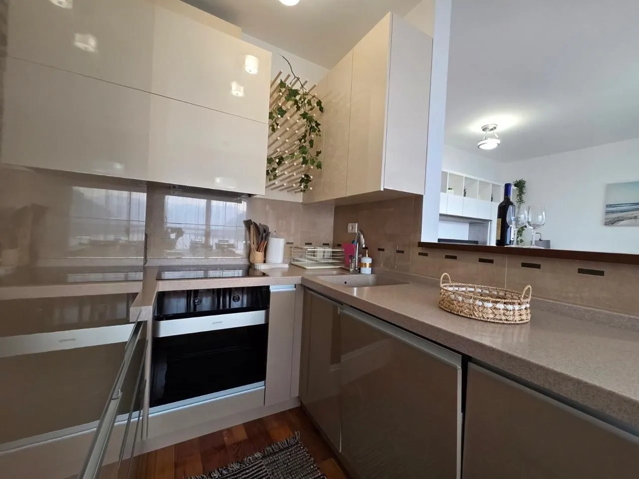 Modern and equipped kitchen with countertops and a sink.