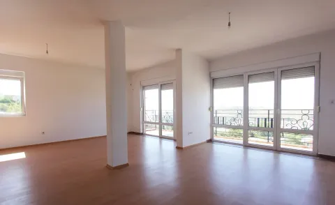 Svijetla i prostrana prazna prostorija sa velikim balkonskim vratima. - image 11