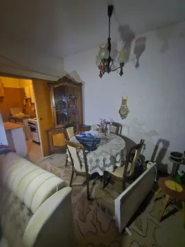Trpezarija sa trpezarijskim stolom i stolicama, uz pogled na dio kuhinje. - image 3