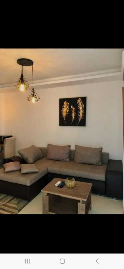 Udoban dnevni boravak sa ugaonom garniturom i modernom rasvjetom.