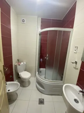 Kupatilo sa tuš kabinom i bideom u crveno-bijelim tonovima. - image 7