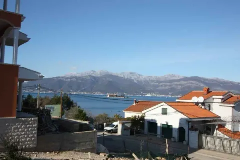 Pogled na more i planine sa terase. - image 3