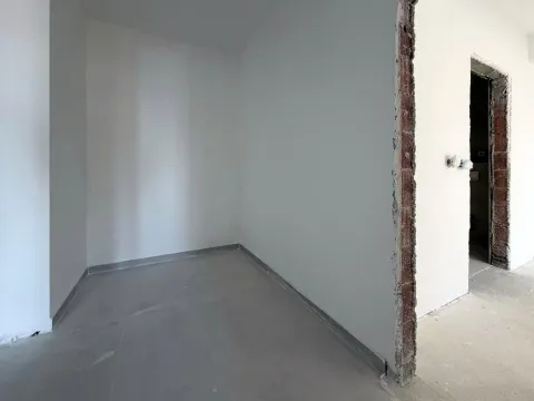 Prazna prostorija u neopremljenom stanu u izgradnji sa postavljenim keramičkim pločicama. - image 15