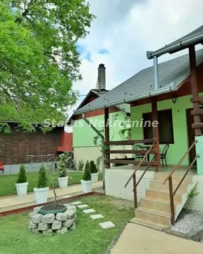 Pogled na dvorište i natkrivenu terasu kuće sa stepeništem. - image 6