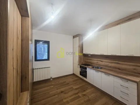 Moderna kuhinja sa belim elementima i drvenim detaljima. - image 5