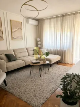 Uređena dnevna soba sa garniturom, tepihom i stočićem. - image 3