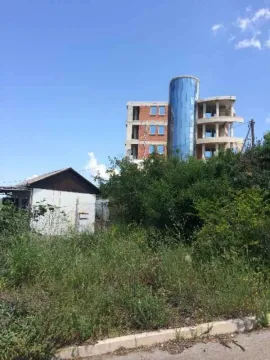 Spoljašnji pogled na plac sa objektom u izgradnji i rastinjem. - image 4