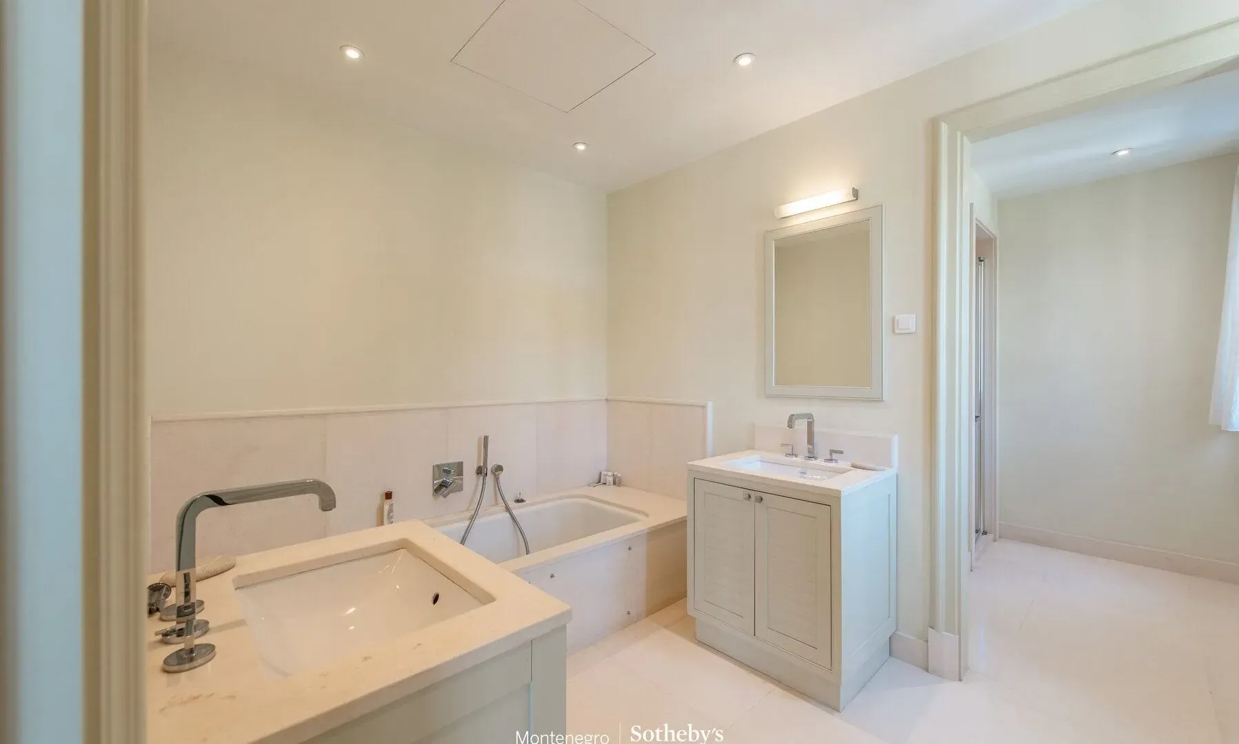 Izdavanje, dvosoban stan, 148m², Porto Montenegro, Tivat