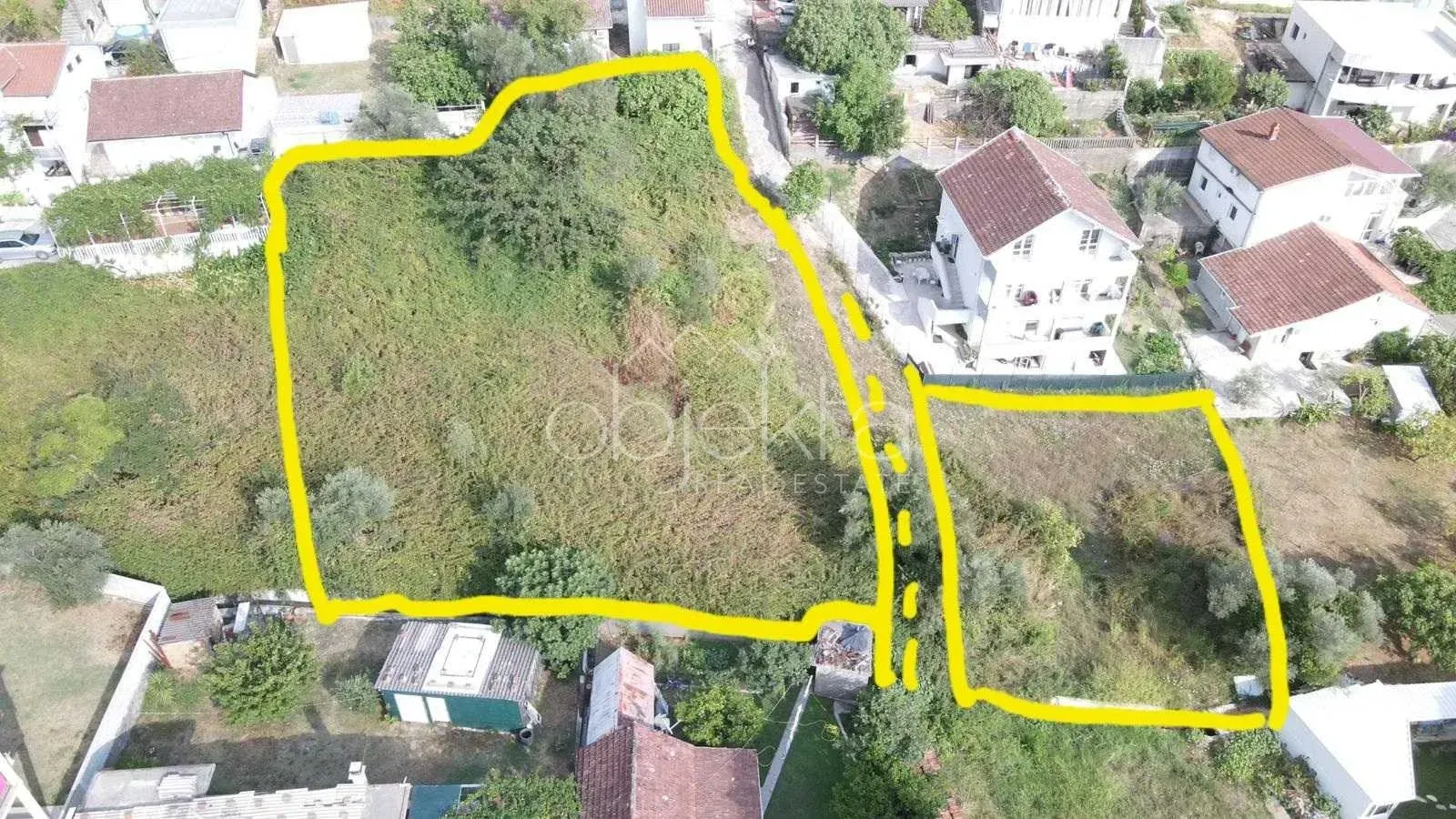 Pogled iz vazduha na građevinsko zemljište sa označenim granicama parcele.