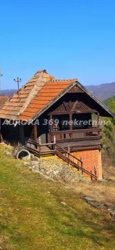 Pogled na tradicionalnu drvenu vikendicu sa krovom od crepa u prirodi. - image 5
