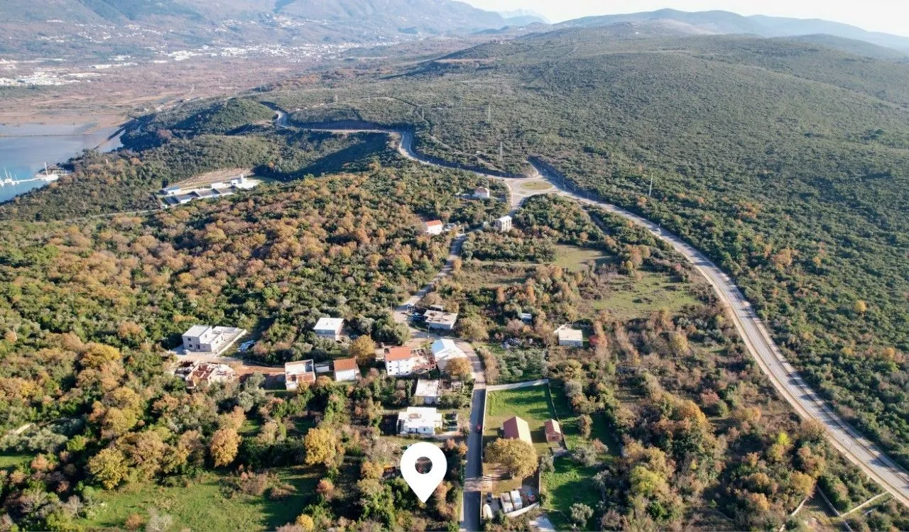 Pogled iz vazduha na okolinu lokacije i naselje.