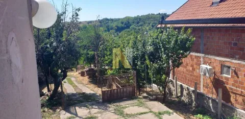 Dvorište kuće sa zelenilom i pogledom na prirodu. - image 18