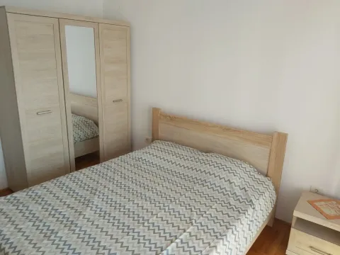 Spavaća soba sa drvenim krevetom, ormarom i noćnim ormarićem. - image 3