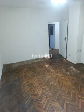 Prazna soba sa parketom i otvorenim vratima koja vode u hodnik. - image 7