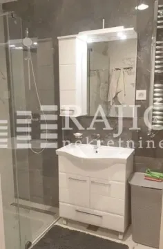 Moderno kupatilo sa umivaonikom, ogledalom i tuš kabinom. - image 6