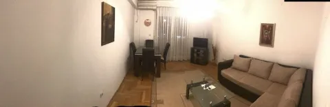 Svijetla dnevna soba sa ugaonom garniturom i trpezarijskim stolom. - image 3