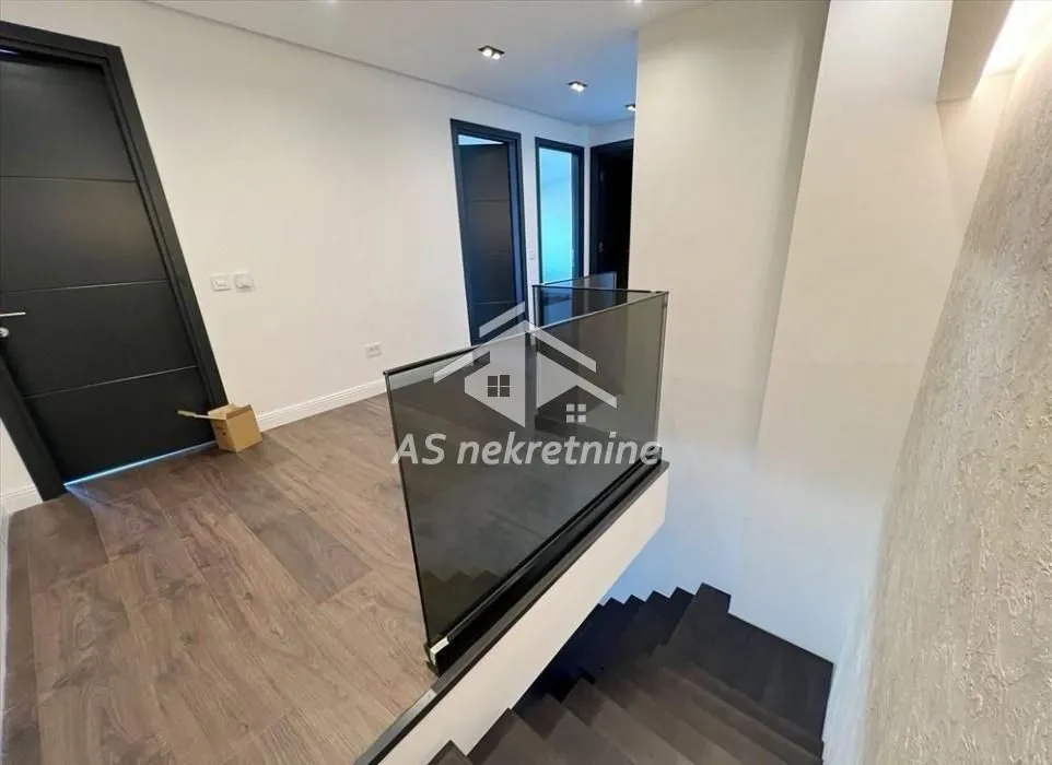 Rent, four bedroom apartment, 200m², Kalenić Pijaca, Vračar Sve Podlokacije