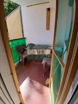Manji zatvoreni balkoni sa stolom i stolicama. - image 5