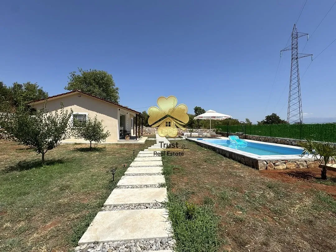 Yard of the house with a swimming pool and a pathway.