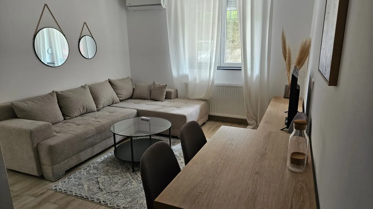 Izdavanje, dvosoban stan, 34m², Senjak, Beograd
