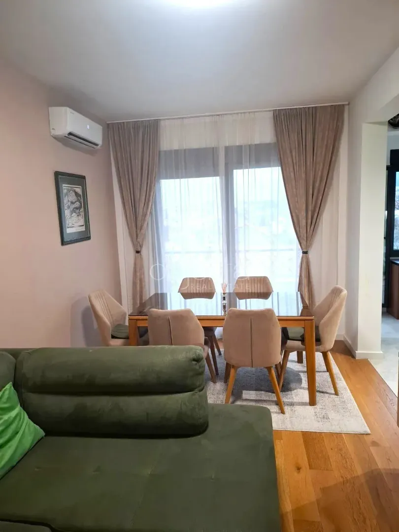 Dnevni boravak sa trpezarijskim stolom i stolicama.