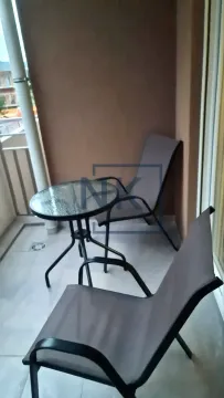 Manji namješteni balkon sa stocem i dve stolice. - image 9