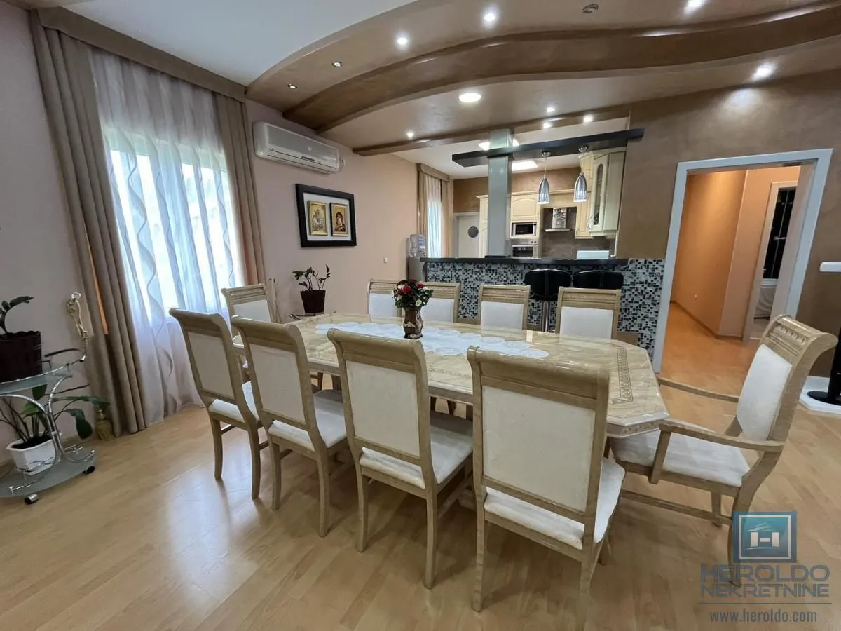 Prodaja, kuća, 302m², Vinorača, Jagodina