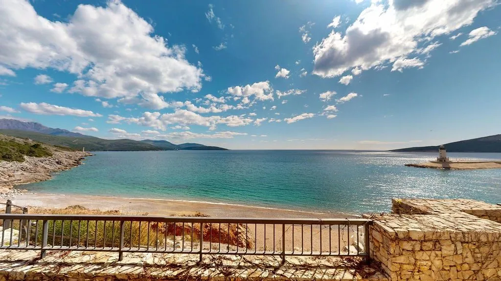 Otvoreni pogled na more i obližnju plažu sa terase.