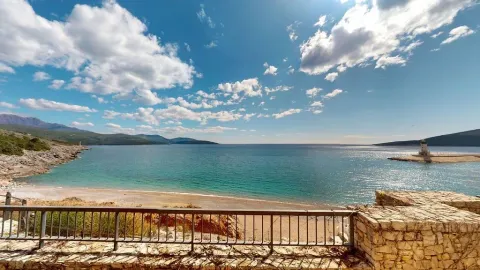 Otvoreni pogled na more i obližnju plažu sa terase. - image 9