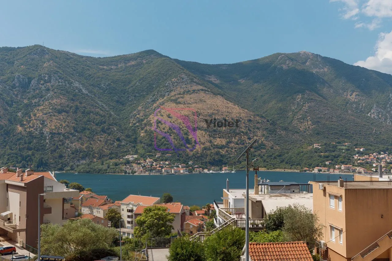 Pogled na zaliv i okolne planine sa terase.