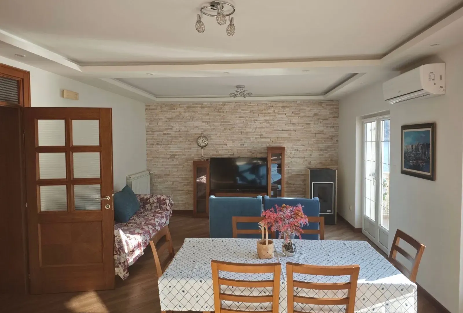 Rent, three bedroom apartment, 130m², Dobrota, Kotor