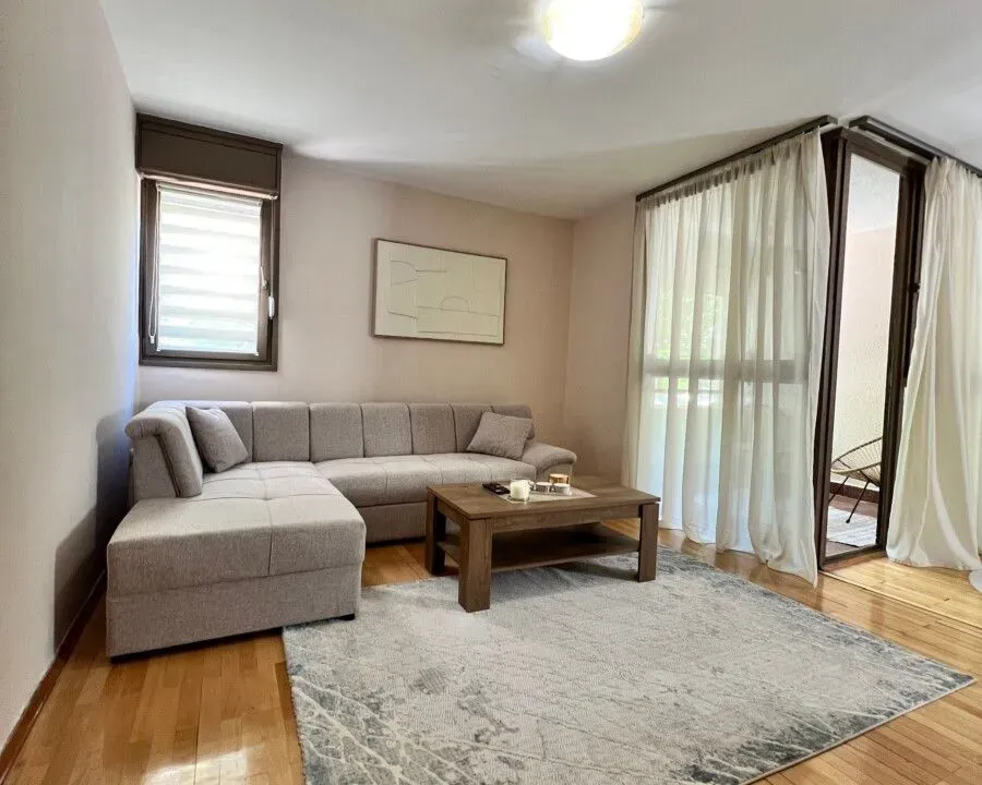 Izdavanje, dvosoban stan, 85m², Blok 5, Podgorica