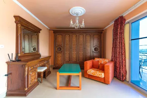 Namještena spavaća soba sa velikim drvenim garderoberom, komodom sa ogledalom i foteljom. - image 26