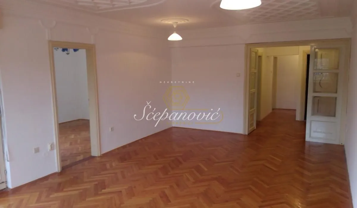 Izdavanje, četvorosoban stan, 104m², Centar, Novi Sad