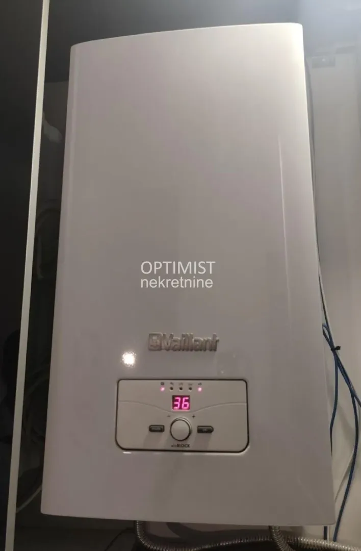 Električni kotao za grejanje na zidu.