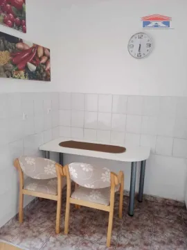 Trpezarijski deo sa stolom i dve stolice u kuhinji. - image 4