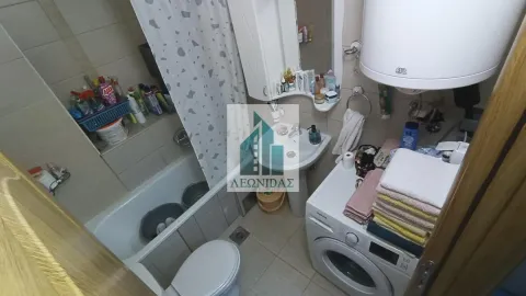 Manje kupatilo sa kadom, umivaonikom, veš mašinom i WC šoljom. - image 16