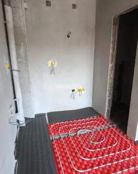 Nedovršena prostorija u izgradnji sa postavljenim podnim grejanjem i instalacijama. - image 4
